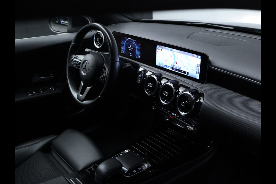 Mercedes-Benz A-Klasse 200 Business Solution Sport (CARPLAY,LED,DIGITAL COCKPIT,SPORTSTOELEN,CAMERA,NAVI,PDC,NETTESTAAT)