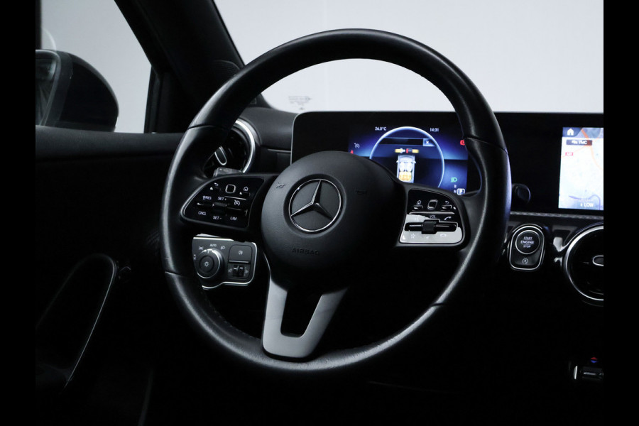 Mercedes-Benz A-Klasse 200 Business Solution Sport (CARPLAY,LED,DIGITAL COCKPIT,SPORTSTOELEN,CAMERA,NAVI,PDC,NETTESTAAT)