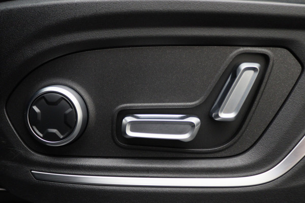 Lynk & Co 01 1.5 Plug-in Hybrid 360° Camera, Panoramadak, Apple Carplay, ACC, Keyless, Zwarte hemel, LED, 20''