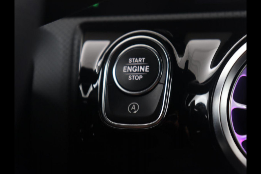 Mercedes-Benz A-Klasse 250 Premium Plus | Panoramadak | Leder/alcantara | Memory | Cruise control | Stoelverwarming | Sfeerverlichting | Navigatie | Carplay | Climate control | Camera | Park assist