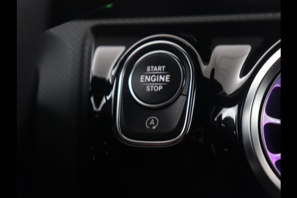 Mercedes-Benz A-Klasse 250 Premium Plus | Panoramadak | Leder/alcantara | Memory | Cruise control | Stoelverwarming | Sfeerverlichting | Navigatie | Carplay | Climate control | Camera | Park assist