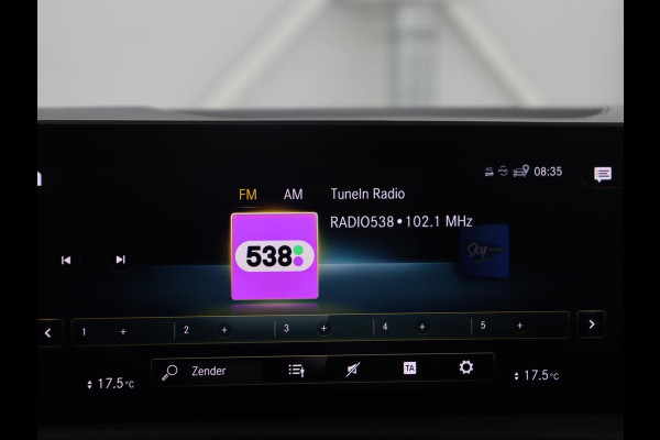 Mercedes-Benz A-Klasse 250 Premium Plus | Panoramadak | Leder/alcantara | Memory | Cruise control | Stoelverwarming | Sfeerverlichting | Navigatie | Carplay | Climate control | Camera | Park assist
