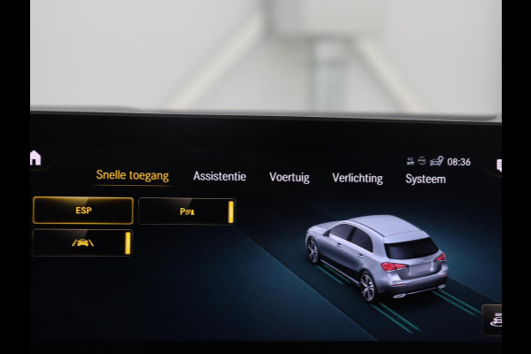 Mercedes-Benz A-Klasse 250 Premium Plus | Panoramadak | Leder/alcantara | Memory | Cruise control | Stoelverwarming | Sfeerverlichting | Navigatie | Carplay | Climate control | Camera | Park assist