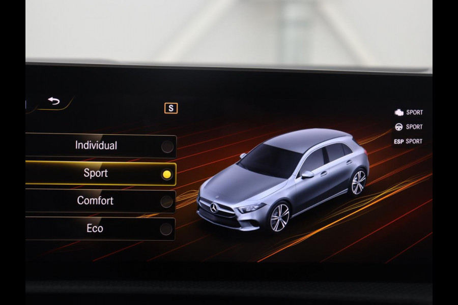Mercedes-Benz A-Klasse 250 Premium Plus | Panoramadak | Leder/alcantara | Memory | Cruise control | Stoelverwarming | Sfeerverlichting | Navigatie | Carplay | Climate control | Camera | Park assist