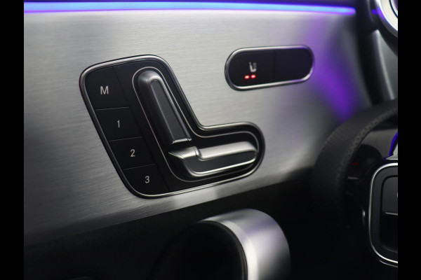 Mercedes-Benz A-Klasse 250 Premium Plus | Panoramadak | Leder/alcantara | Memory | Cruise control | Stoelverwarming | Sfeerverlichting | Navigatie | Carplay | Climate control | Camera | Park assist