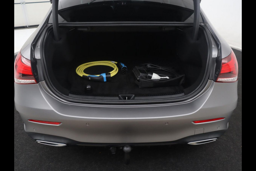 Mercedes-Benz A-Klasse 250 e Business Solution AMG Limited | SOH 94,5% | Leder/alcantara | Cruise control | Stoelverwarming | Navigatie | Bluetooth | Sfeerverlichting | Camera | Park assist
