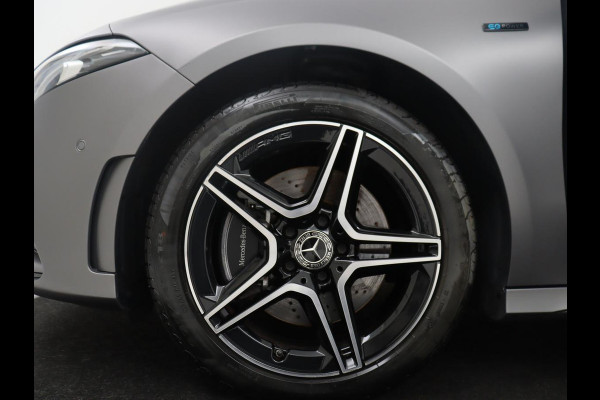 Mercedes-Benz A-Klasse 250 e Business Solution AMG Limited | SOH 94,5% | Leder/alcantara | Cruise control | Stoelverwarming | Navigatie | Bluetooth | Sfeerverlichting | Camera | Park assist