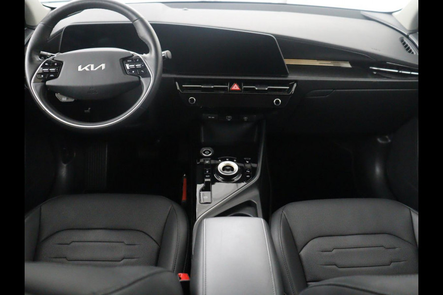 Kia Niro EV DynamicPlusLine 64.8 kWh | SOH 94,8% | Panoramadak | Leder | Cruise control | Head-up | Dodehoek detectie | Stuur/stoelverwarming | Camera | Park assist | Climate control | Carplay | Elektrische achterklep