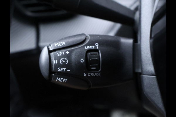 Peugeot e-2008 EV Blue Lease Active 50 kWh Sport (APPLE CARPLAY,NAVI,PDC,CLIMATE,CRUISE,LED,SPORTSTOELEN,LM VELGEN,NETTE STAAT)