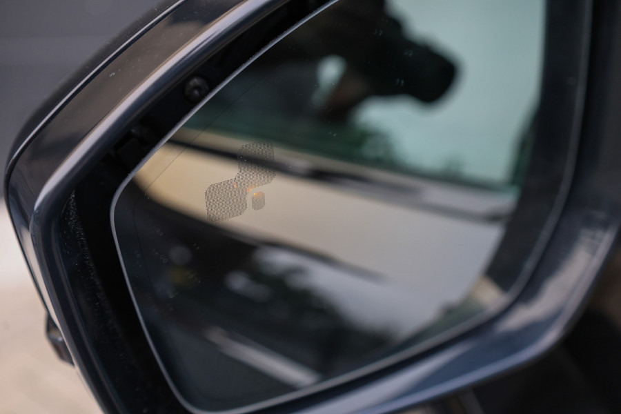 Land Rover Range Rover Velar 2.0 P400e | PANO | MERIDIAN SURROUND | STOEL+STUURWIELVERWARMING |