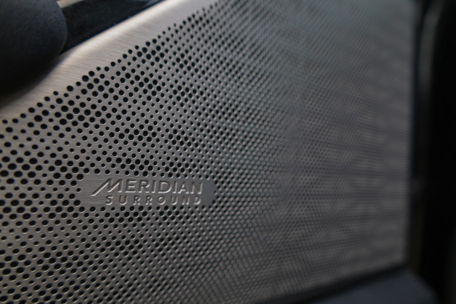 Land Rover Range Rover Velar 2.0 P400e | PANO | MERIDIAN SURROUND | STOEL+STUURWIELVERWARMING |