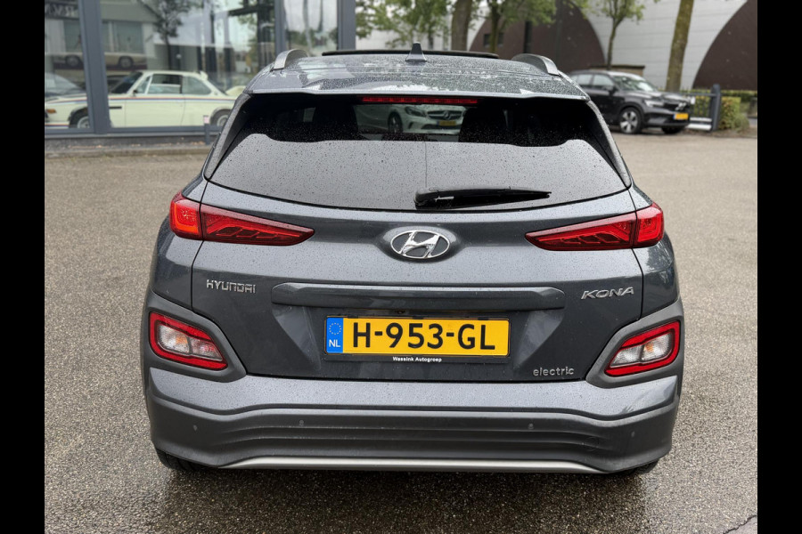 Hyundai Kona EV Premium 64 kWh SOH 94% | ORIGINEEL NL AUTO | 3-FASE LADEN | WARMTEPOMP| SCHUIFDAK | LEREN BEKLEDING | STOEL- + STUURERWARMING | KRELL PREMIUM AUDIO | HEAD-UP DISPLAY | STOELVENTILATIE | AFNEEMBARE TREKHAAK | CAMERA | ACHTERBANKVERWARMING | ALL-SEASON BANDEN | HYUNDAI DEALER ONDERHOUDEN | 12 MND. BOVAG GARANTIE