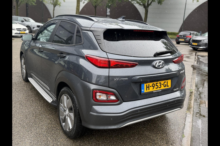 Hyundai Kona EV Premium 64 kWh SOH 94% | ORIGINEEL NL AUTO | 3-FASE LADEN | WARMTEPOMP| SCHUIFDAK | LEREN BEKLEDING | STOEL- + STUURERWARMING | KRELL PREMIUM AUDIO | HEAD-UP DISPLAY | STOELVENTILATIE | AFNEEMBARE TREKHAAK | CAMERA | ACHTERBANKVERWARMING | ALL-SEASON BANDEN | HYUNDAI DEALER ONDERHOUDEN | 12 MND. BOVAG GARANTIE