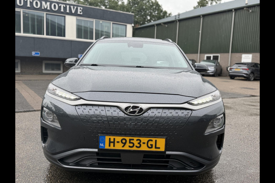 Hyundai Kona EV Premium 64 kWh SOH 94% | ORIGINEEL NL AUTO | 3-FASE LADEN | WARMTEPOMP| SCHUIFDAK | LEREN BEKLEDING | STOEL- + STUURERWARMING | KRELL PREMIUM AUDIO | HEAD-UP DISPLAY | STOELVENTILATIE | AFNEEMBARE TREKHAAK | CAMERA | ACHTERBANKVERWARMING | ALL-SEASON BANDEN | HYUNDAI DEALER ONDERHOUDEN | 12 MND. BOVAG GARANTIE