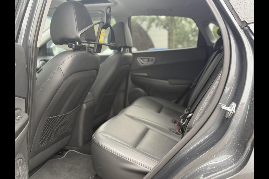 Hyundai Kona EV Premium 64 kWh SOH 94% | ORIGINEEL NL AUTO | 3-FASE LADEN | WARMTEPOMP| SCHUIFDAK | LEREN BEKLEDING | STOEL- + STUURERWARMING | KRELL PREMIUM AUDIO | HEAD-UP DISPLAY | STOELVENTILATIE | AFNEEMBARE TREKHAAK | CAMERA | ACHTERBANKVERWARMING | ALL-SEASON BANDEN | HYUNDAI DEALER ONDERHOUDEN | 12 MND. BOVAG GARANTIE