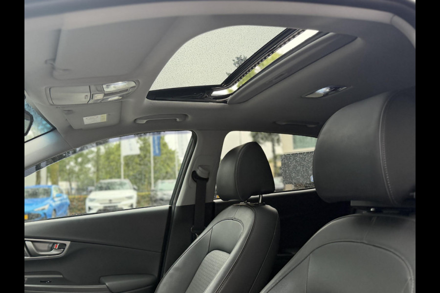 Hyundai Kona EV Premium 64 kWh SOH 94% | ORIGINEEL NL AUTO | 3-FASE LADEN | WARMTEPOMP| SCHUIFDAK | LEREN BEKLEDING | STOEL- + STUURERWARMING | KRELL PREMIUM AUDIO | HEAD-UP DISPLAY | STOELVENTILATIE | AFNEEMBARE TREKHAAK | CAMERA | ACHTERBANKVERWARMING | ALL-SEASON BANDEN | HYUNDAI DEALER ONDERHOUDEN | 12 MND. BOVAG GARANTIE