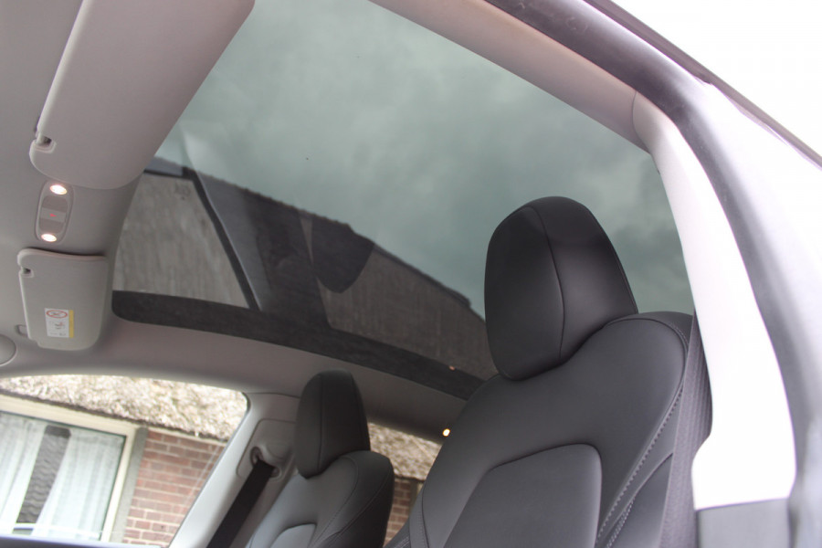 Tesla Model Y Long Range AWD 75 kWh SOh 90.6% LEER NAVI PANO 124000KM!!!