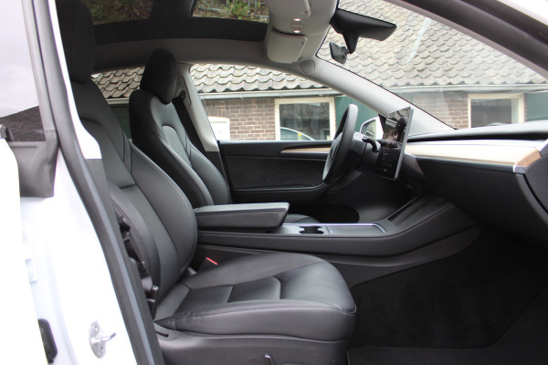 Tesla Model Y Long Range AWD 75 kWh SOh 90.6% LEER NAVI PANO 124000KM!!!