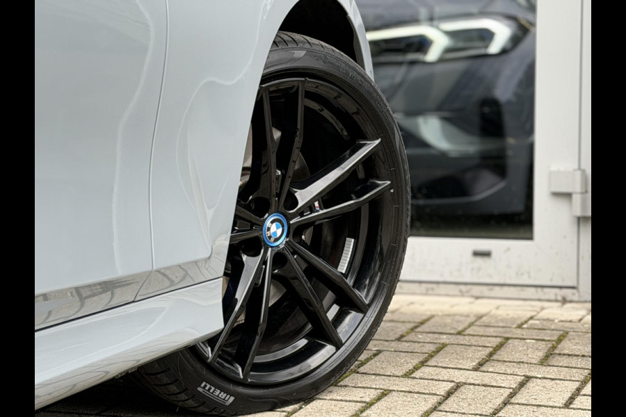 BMW 3 Serie Touring 330e xDrive M-Sport Pro |Pano|Driving Ass Prof|Innovation|360Cam|19"|