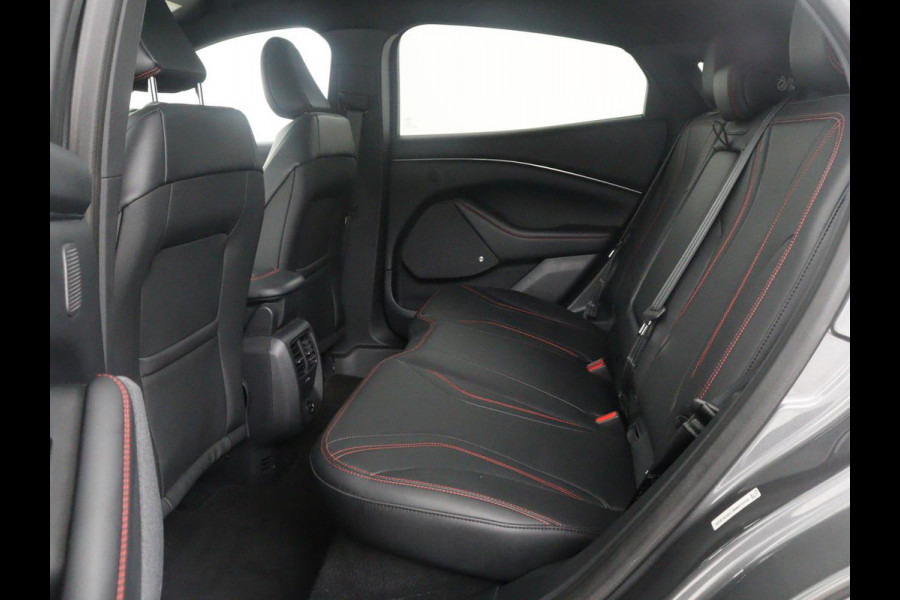 Ford Mustang Mach-E Extended First Edition AWD 98 kWh | SOH 92,4% | Leder | Panoramadak | Memory | Dode hoek | Adaptive cruise | Stuur/stoelverwarming | 360 camera | Park assist | Elektrische achterklep