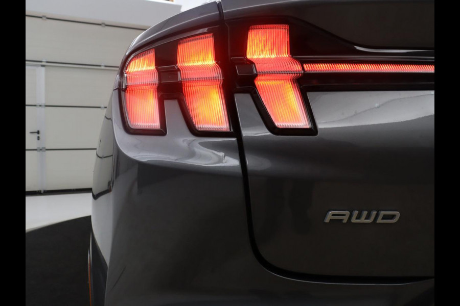 Ford Mustang Mach-E Extended First Edition AWD 98 kWh | SOH 92,4% | Leder | Panoramadak | Memory | Dode hoek | Adaptive cruise | Stuur/stoelverwarming | 360 camera | Park assist | Elektrische achterklep