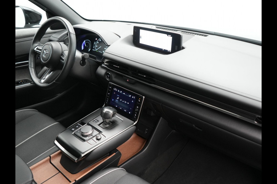 Mazda MX-30 e-SkyActiv R-EV 170 Makoto PHEV 170pk | Trekhaak Afn. | Panodak | Adaptive Cruise | Head Up | 360 Camera | Bose Audio | Lederen Sportstoelen Memory & Verwarmd | Keyless | Blis | Stuur Verwarmd | Navigatie | DAB | Plug In Hybrid |