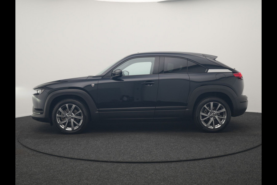 Mazda MX-30 e-SkyActiv R-EV 170 Makoto PHEV 170pk | Trekhaak Afn. | Panodak | Adaptive Cruise | Head Up | 360 Camera | Bose Audio | Lederen Sportstoelen Memory & Verwarmd | Keyless | Blis | Stuur Verwarmd | Navigatie | DAB | Plug In Hybrid |