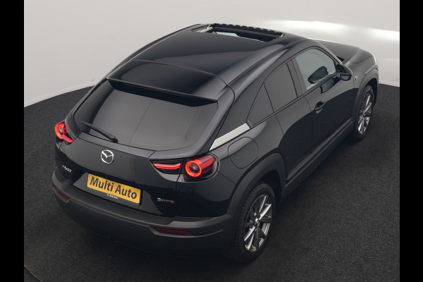 Mazda MX-30 e-SkyActiv R-EV 170 Makoto PHEV 170pk | Trekhaak Afn. | Panodak | Adaptive Cruise | Head Up | 360 Camera | Bose Audio | Lederen Sportstoelen Memory & Verwarmd | Keyless | Blis | Stuur Verwarmd | Navigatie | DAB | Plug In Hybrid |