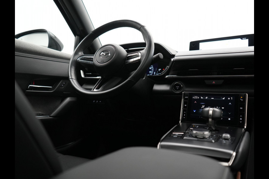 Mazda MX-30 e-SkyActiv R-EV 170 Makoto PHEV 170pk | Trekhaak Afn. | Panodak | Adaptive Cruise | Head Up | 360 Camera | Bose Audio | Lederen Sportstoelen Memory & Verwarmd | Keyless | Blis | Stuur Verwarmd | Navigatie | DAB | Plug In Hybrid |