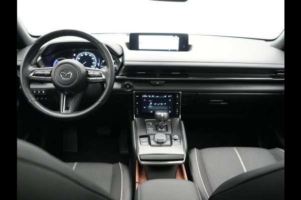 Mazda MX-30 e-SkyActiv R-EV 170 Makoto PHEV 170pk | Trekhaak Afn. | Panodak | Adaptive Cruise | Head Up | 360 Camera | Bose Audio | Lederen Sportstoelen Memory & Verwarmd | Keyless | Blis | Stuur Verwarmd | Navigatie | DAB | Plug In Hybrid |