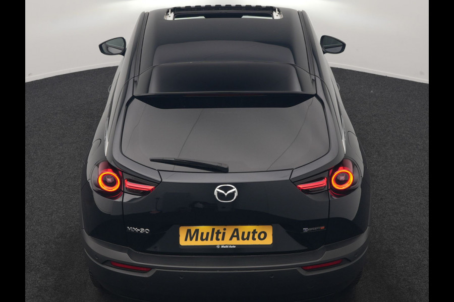 Mazda MX-30 e-SkyActiv R-EV 170 Makoto PHEV 170pk | Trekhaak Afn. | Panodak | Adaptive Cruise | Head Up | 360 Camera | Bose Audio | Lederen Sportstoelen Memory & Verwarmd | Keyless | Blis | Stuur Verwarmd | Navigatie | DAB | Plug In Hybrid |