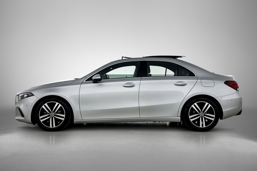 Mercedes-Benz A-Klasse 200 Business Solution Luxury (PANORAMADAK, SFEERVERLICHTING, TREKHAAK WEGKLAPBAAR, MULTIBEAM, ELEKT. STOELEN)