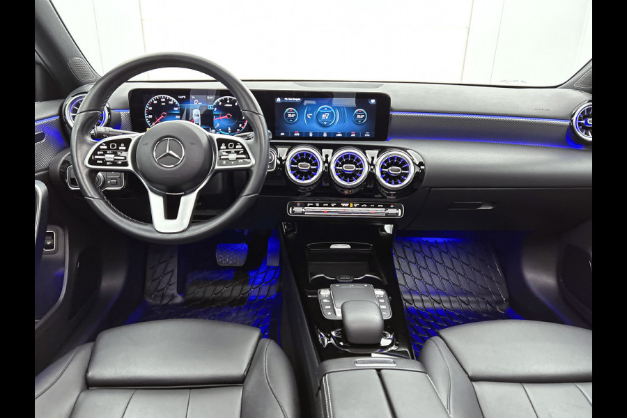 Mercedes-Benz A-Klasse 200 Business Solution Luxury (PANORAMADAK, SFEERVERLICHTING, TREKHAAK WEGKLAPBAAR, MULTIBEAM, ELEKT. STOELEN)