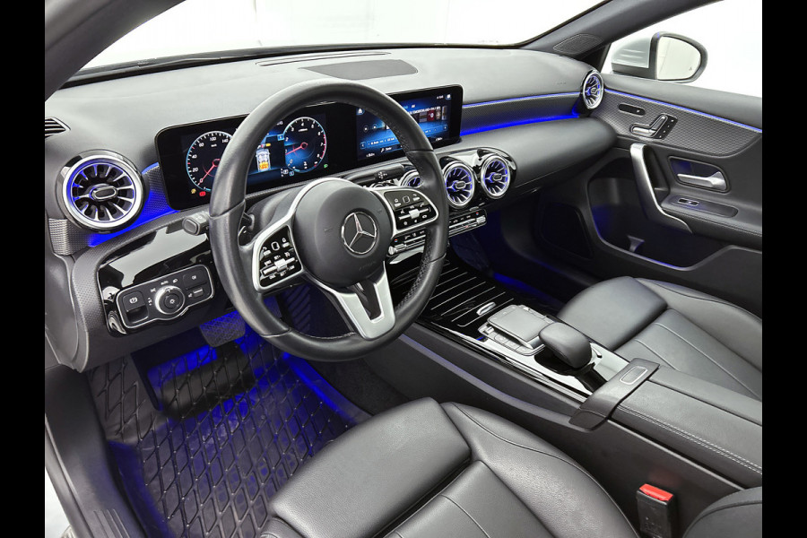 Mercedes-Benz A-Klasse 200 Business Solution Luxury (PANORAMADAK, SFEERVERLICHTING, TREKHAAK WEGKLAPBAAR, MULTIBEAM, ELEKT. STOELEN)
