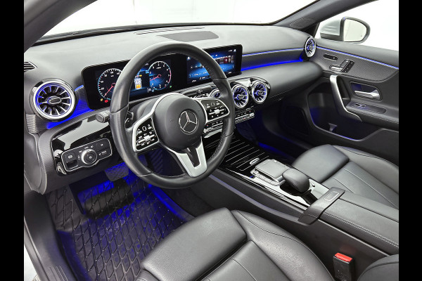 Mercedes-Benz A-Klasse 200 Business Solution Luxury (PANORAMADAK, SFEERVERLICHTING, TREKHAAK WEGKLAPBAAR, MULTIBEAM, ELEKT. STOELEN)