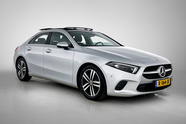 Mercedes-Benz A-Klasse 200 Business Solution Luxury (PANORAMADAK, SFEERVERLICHTING, TREKHAAK WEGKLAPBAAR, MULTIBEAM, ELEKT. STOELEN)