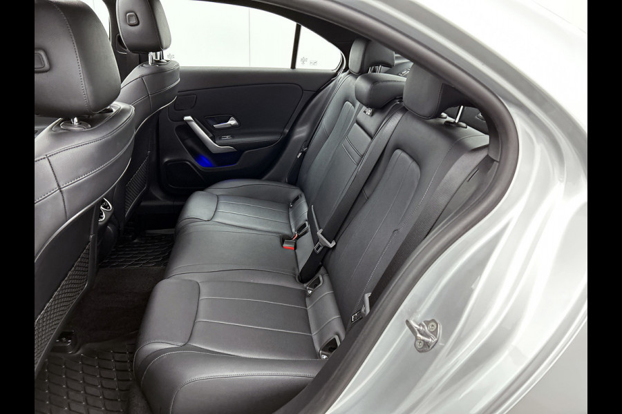 Mercedes-Benz A-Klasse 200 Business Solution Luxury (PANORAMADAK, SFEERVERLICHTING, TREKHAAK WEGKLAPBAAR, MULTIBEAM, ELEKT. STOELEN)