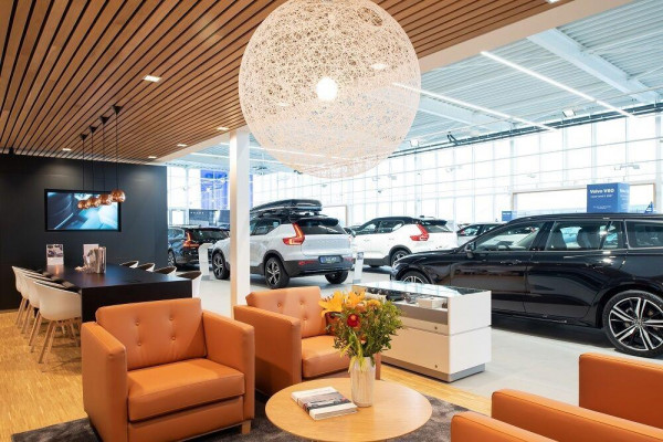 Volvo EX30 272PK Single Motor Extended Range Plus 69 kWh / Adaptive Cruise Control / Harman Kardon / Stoelverwarming / Stuurverwarming / Achteruitrijcamera / Elektrische achterklep / Parkeersensoren V+A