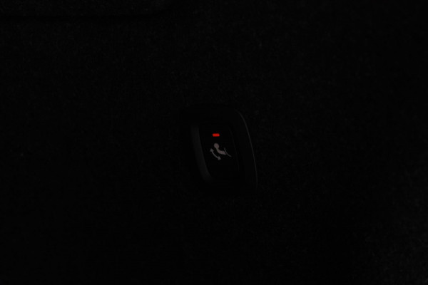 Volvo XC40 B4 211PK Automaat Plus Dark Harman Kardon Audio installatie / Semi elektrisch wegklapbare trekhaak / Google infotainment / Verwarmbare voorruit / Verwarmbare voorstoelen
