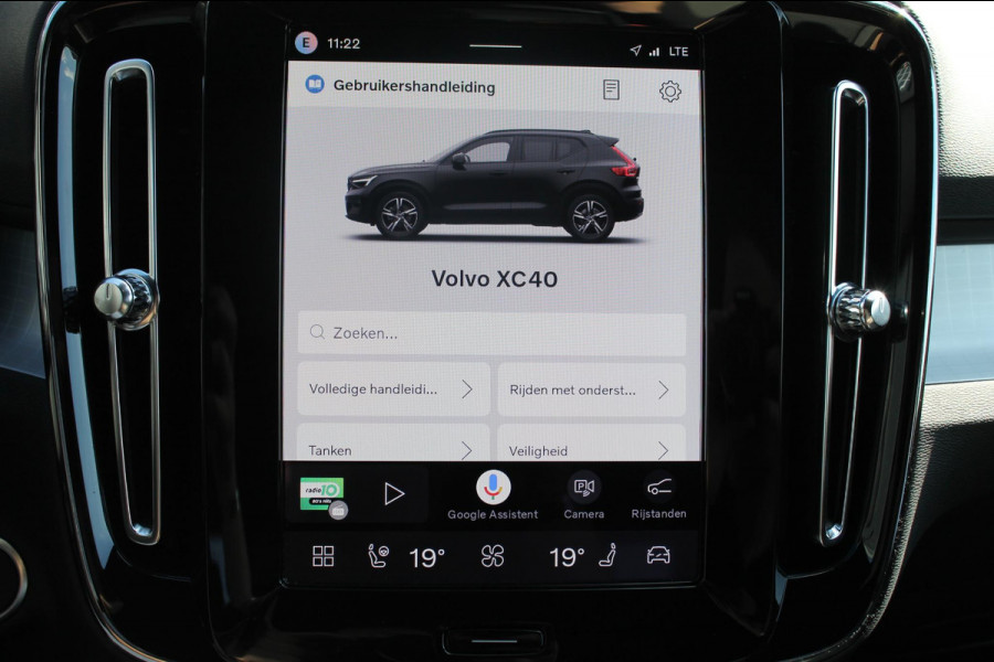 Volvo XC40 B4 211PK Automaat Plus Dark Harman Kardon Audio installatie / Semi elektrisch wegklapbare trekhaak / Google infotainment / Verwarmbare voorruit / Verwarmbare voorstoelen