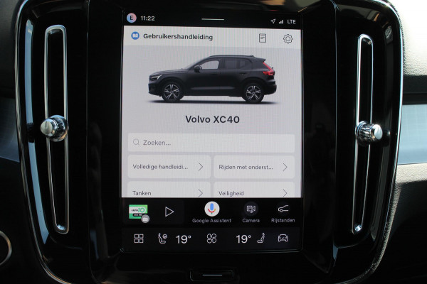 Volvo XC40 B4 211PK Automaat Plus Dark Harman Kardon Audio installatie / Semi elektrisch wegklapbare trekhaak / Google infotainment / Verwarmbare voorruit / Verwarmbare voorstoelen