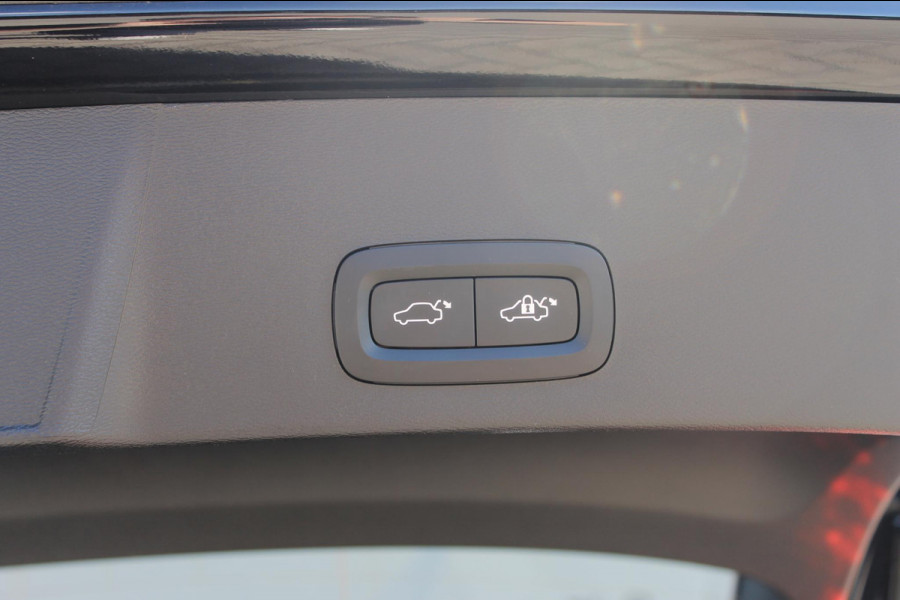 Volvo XC40 B4 211PK Automaat Plus Dark Harman Kardon Audio installatie / Semi elektrisch wegklapbare trekhaak / Google infotainment / Verwarmbare voorruit / Verwarmbare voorstoelen