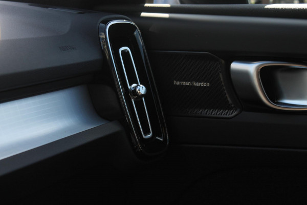 Volvo XC40 B4 211PK Automaat Plus Dark Harman Kardon Audio installatie / Semi elektrisch wegklapbare trekhaak / Google infotainment / Verwarmbare voorruit / Verwarmbare voorstoelen