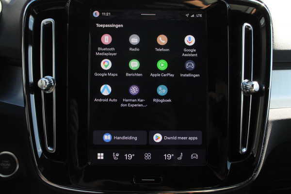 Volvo XC40 B4 211PK Automaat Plus Dark Harman Kardon Audio installatie / Semi elektrisch wegklapbare trekhaak / Google infotainment / Verwarmbare voorruit / Verwarmbare voorstoelen