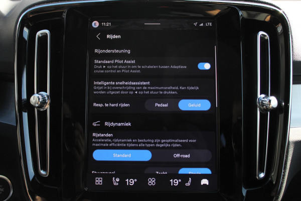 Volvo XC40 B4 211PK Automaat Plus Dark Harman Kardon Audio installatie / Semi elektrisch wegklapbare trekhaak / Google infotainment / Verwarmbare voorruit / Verwarmbare voorstoelen