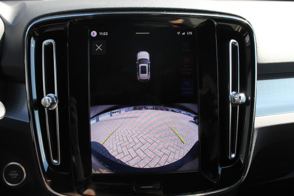Volvo XC40 B4 211PK Automaat Plus Dark Harman Kardon Audio installatie / Semi elektrisch wegklapbare trekhaak / Google infotainment / Verwarmbare voorruit / Verwarmbare voorstoelen