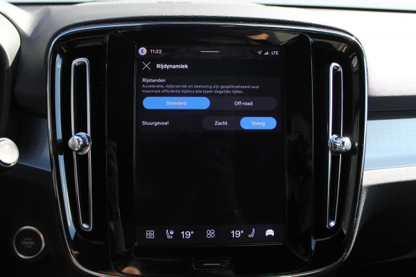 Volvo XC40 B4 211PK Automaat Plus Dark Harman Kardon Audio installatie / Semi elektrisch wegklapbare trekhaak / Google infotainment / Verwarmbare voorruit / Verwarmbare voorstoelen