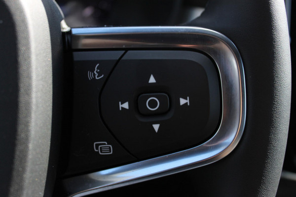 Volvo XC40 B4 211PK Automaat Plus Dark Harman Kardon Audio installatie / Semi elektrisch wegklapbare trekhaak / Google infotainment / Verwarmbare voorruit / Verwarmbare voorstoelen