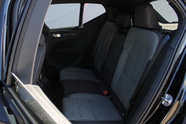 Volvo XC40 B4 211PK Automaat Plus Dark Harman Kardon Audio installatie / Semi elektrisch wegklapbare trekhaak / Google infotainment / Verwarmbare voorruit / Verwarmbare voorstoelen