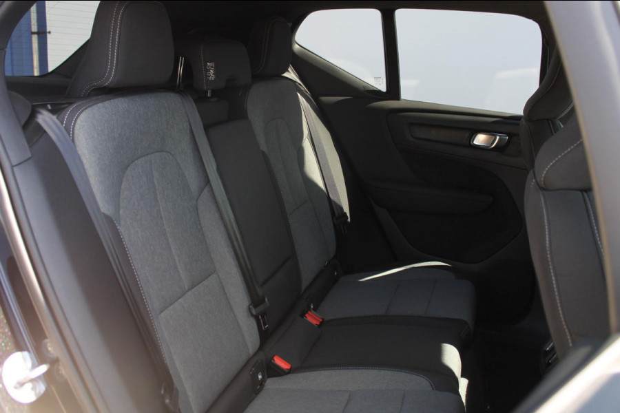 Volvo XC40 B4 211PK Automaat Plus Dark Harman Kardon Audio installatie / Semi elektrisch wegklapbare trekhaak / Google infotainment / Verwarmbare voorruit / Verwarmbare voorstoelen